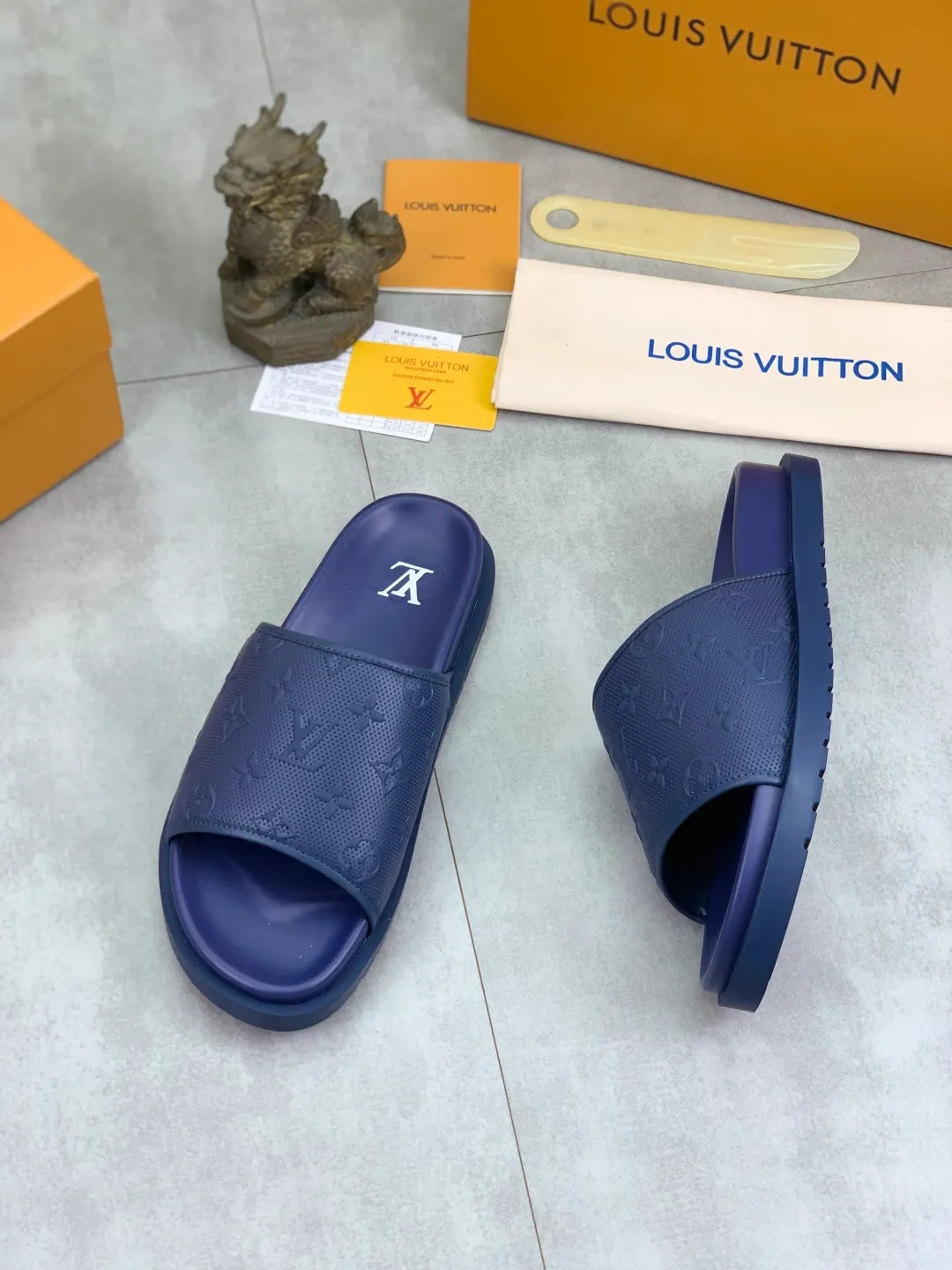 Men's shoes 💰P300💰【New style】🆘 Original quality 【LOUIS VUITTON】The popular Louis Vuitton LV men's slippers on the official website are on sale simultaneously! Original fabric imported from Italy, original factory special supply, code number: 38-44 (45 customized), many colors available